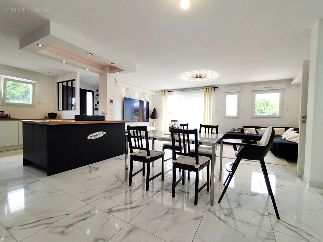 Maison à LA VILLE-AUX-DAMES