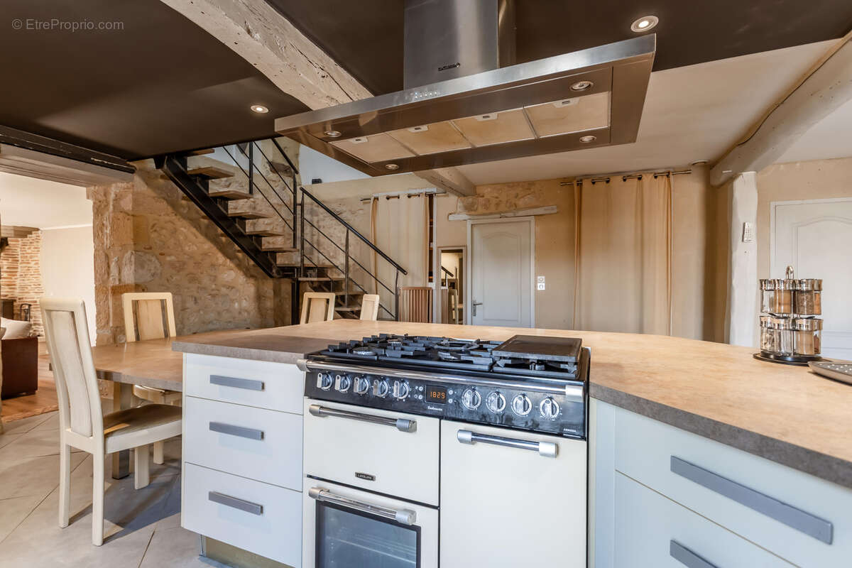 Propriété de campagne avec piscine, dépendances, garage et terrain - photo 5