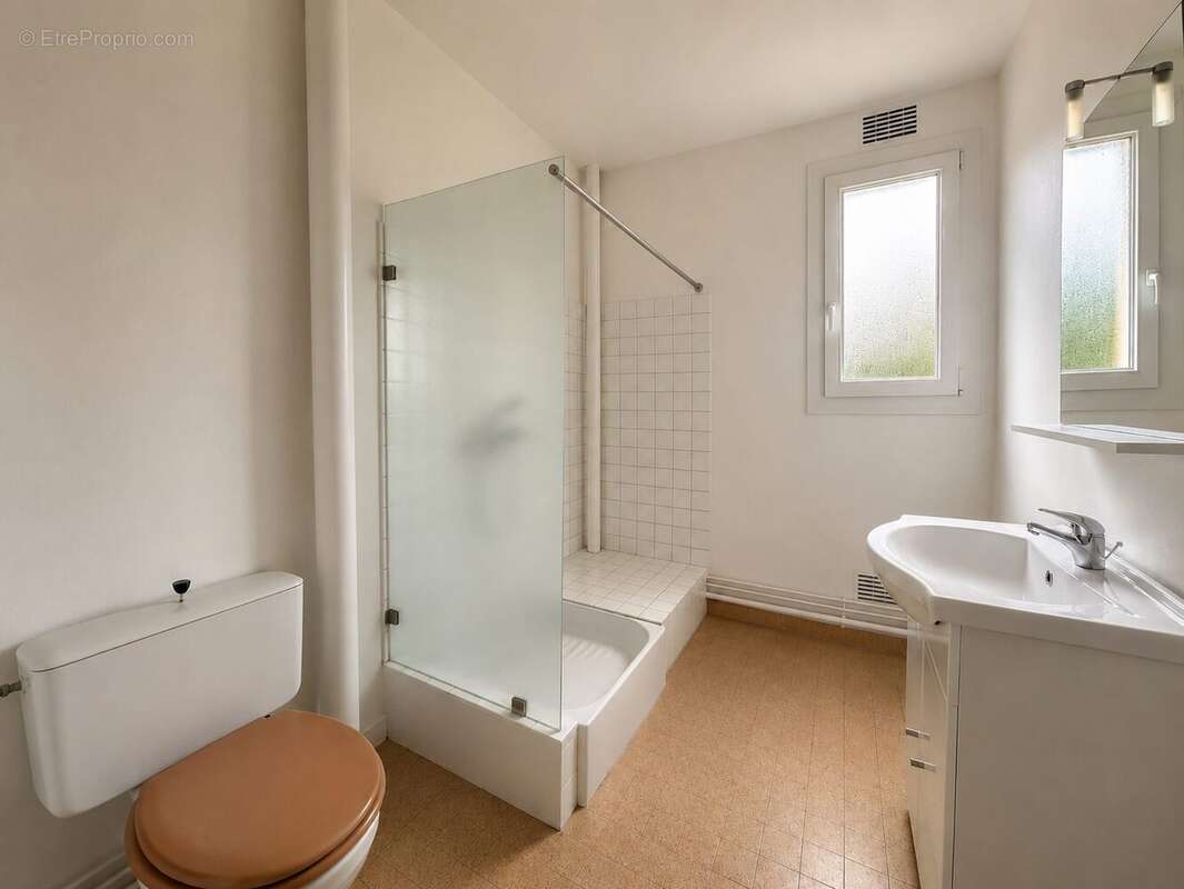 Salle d'eau avec WC Une pièce d'eau lumineuse offrant tout le confort nécessaire au quotidien. - Appartement à LOUVIERS