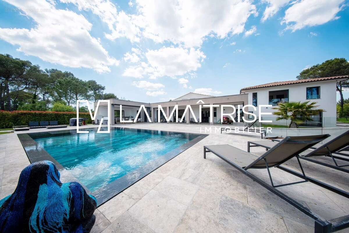 Maison 288 m² à Saint-Maximin-La-Sainte-Baume  - photo 5