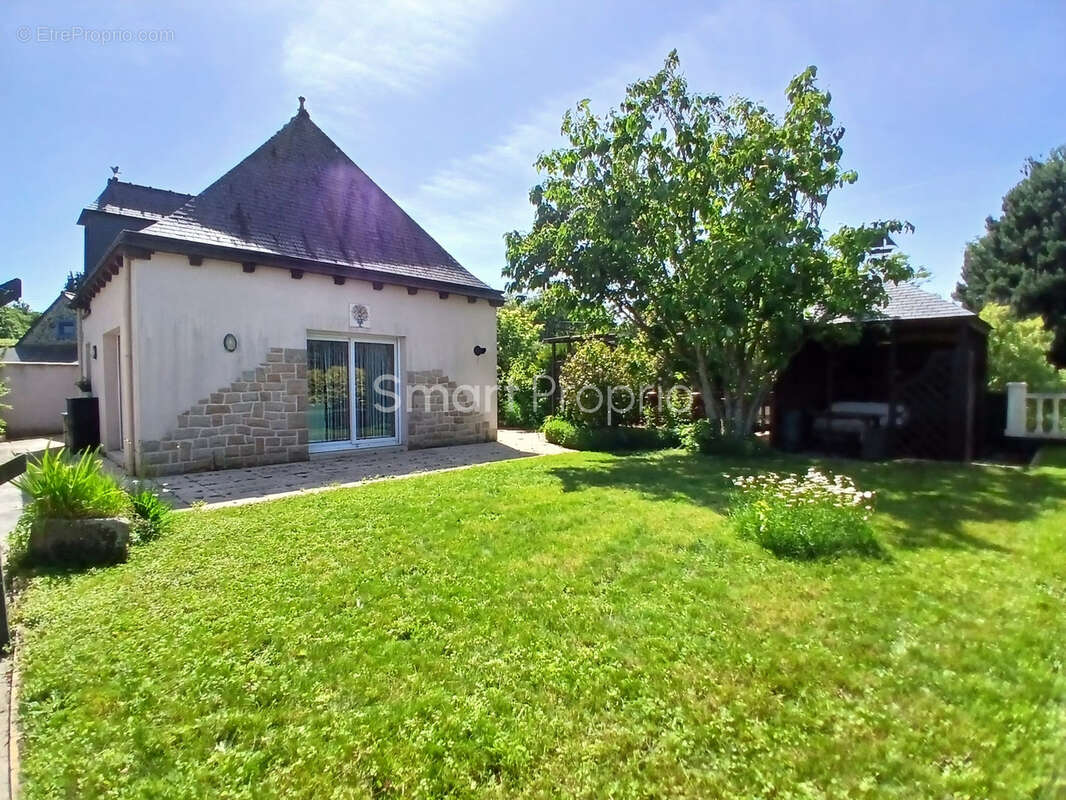 Maison à HENANBIHEN