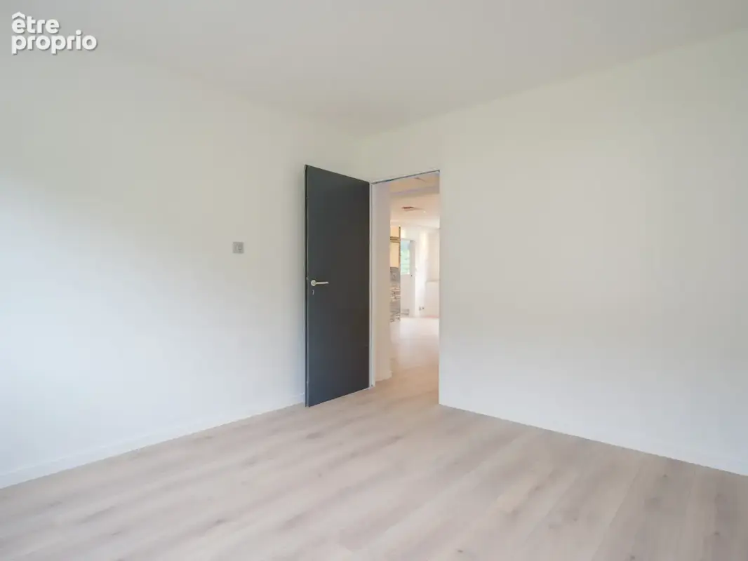 Spacieux t4 entièrement rénové et traversant avec loggia, cave, stationnement et parc collectif - crêts-en-belledonne - photo 11