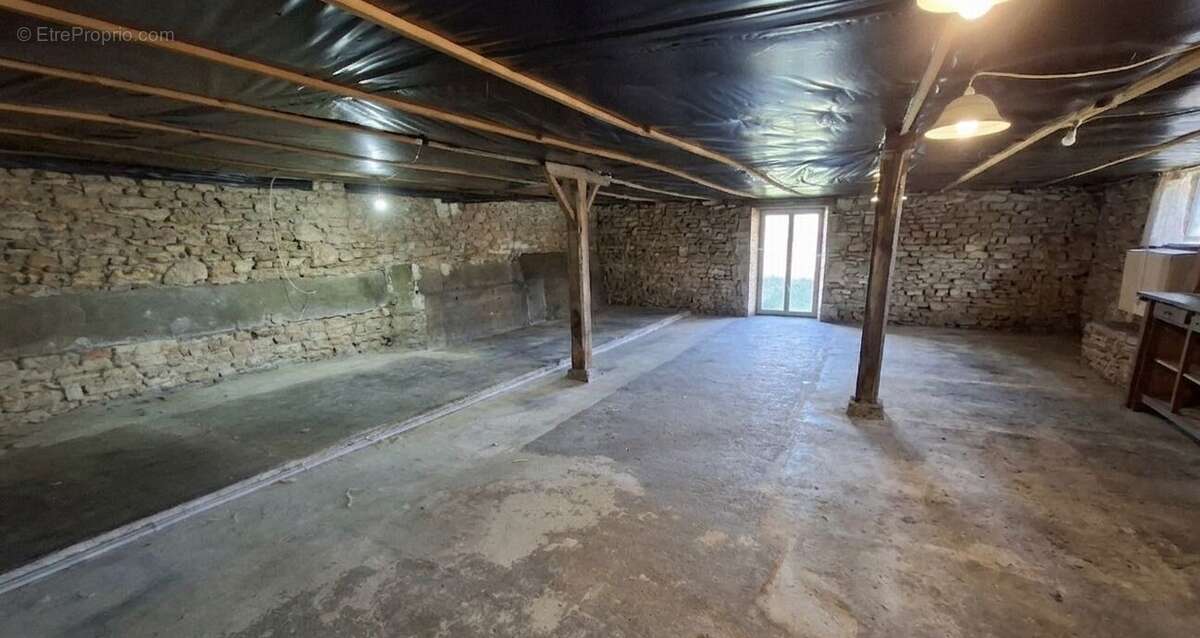 Grange en pierre de 360 m² à rénover ! - photo 13