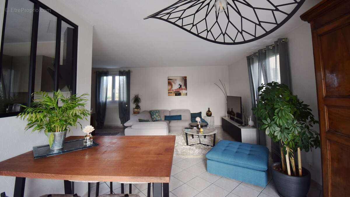 Maison à CREUZIER-LE-VIEUX