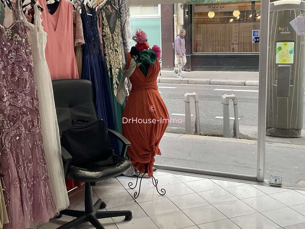 Commerce à PARIS-9E