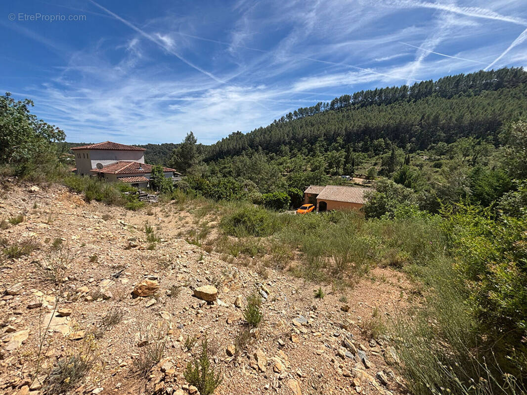 Terrain à VINS-SUR-CARAMY