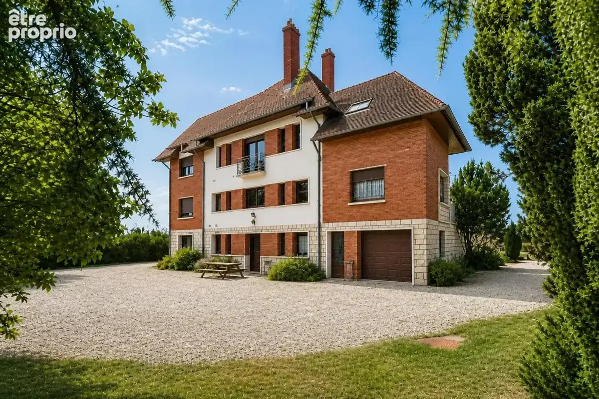 Maison de 9 pièces de 303m² à Guilly - photo 2