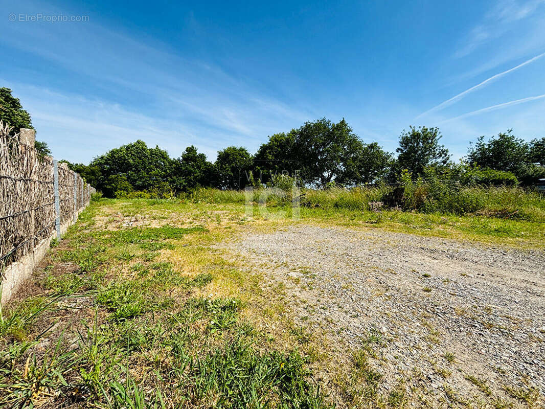 Terrain à SAINT-LEGER-LES-VIGNES