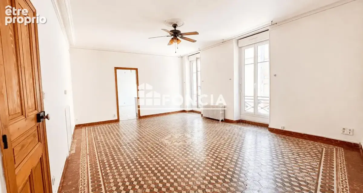 En vente Nîmes Centre Ville T5 / - photo 1