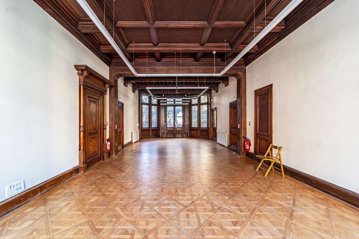 Hôtel particulier - 611 m² - Paris (75) - photo 4