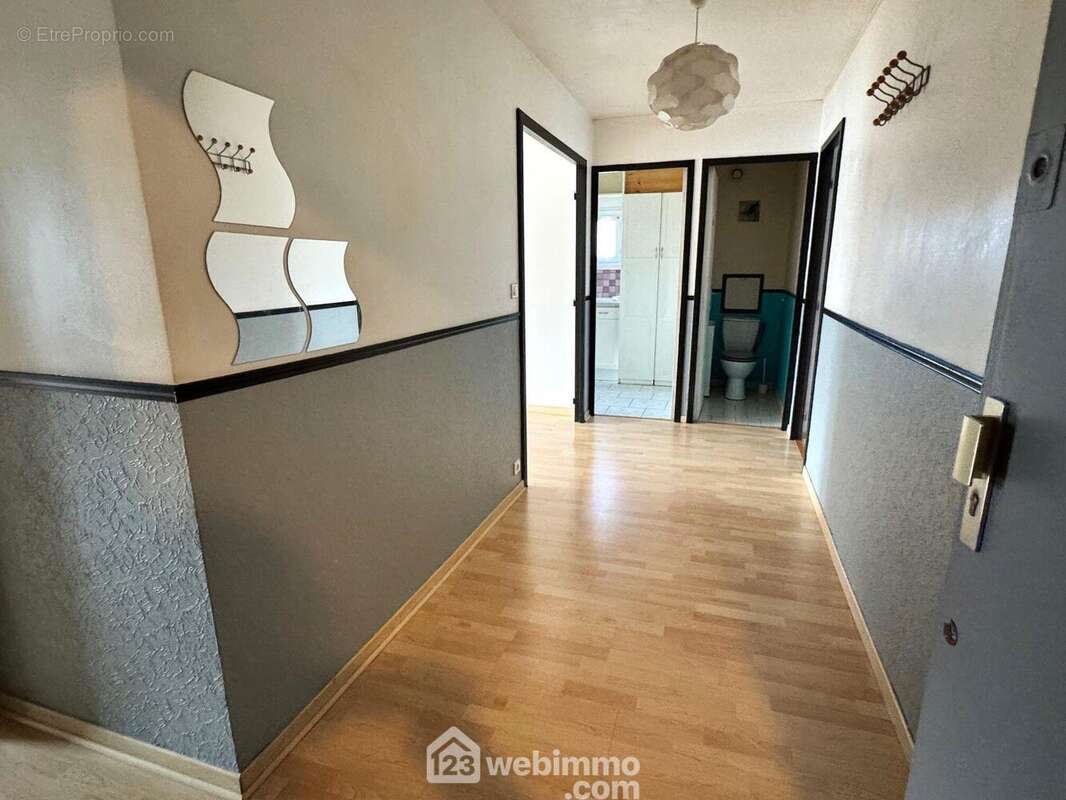 Commençons la visite par l?entrée - Appartement à COURCOURONNES