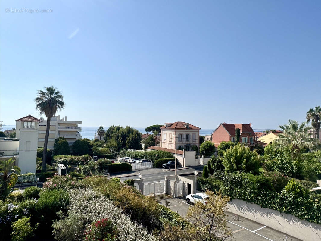 Golfe Juan à 300 m de la plage, vaste trois pièces de 79 m2 avec 52 m2 de terrasses - photo 3