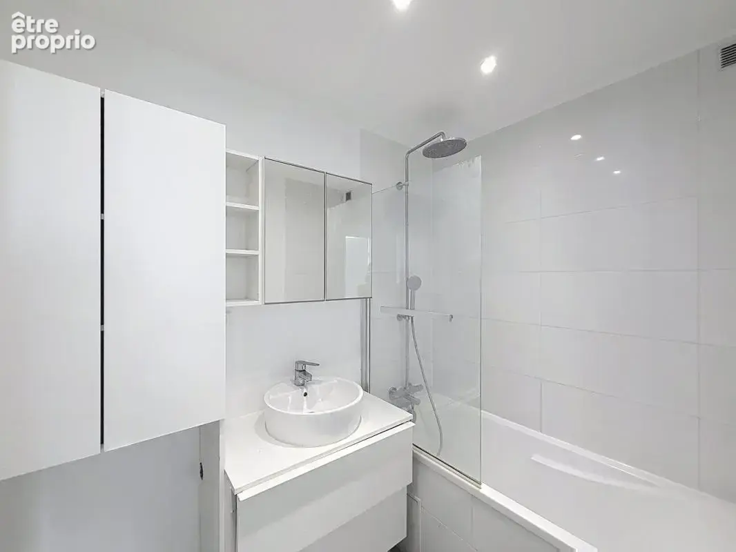 Appartement Rénové avec balcon Vue Panoramique - Quartier Chapelle, Paris - photo 10