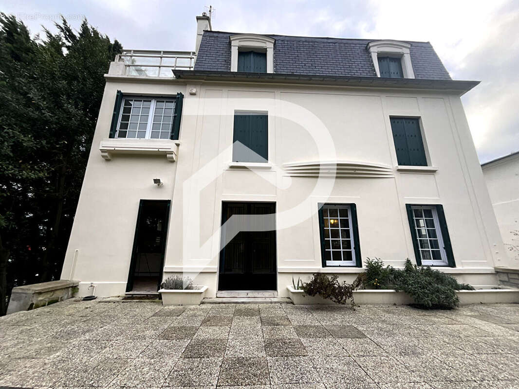 Maison à LE MESNIL-LE-ROI