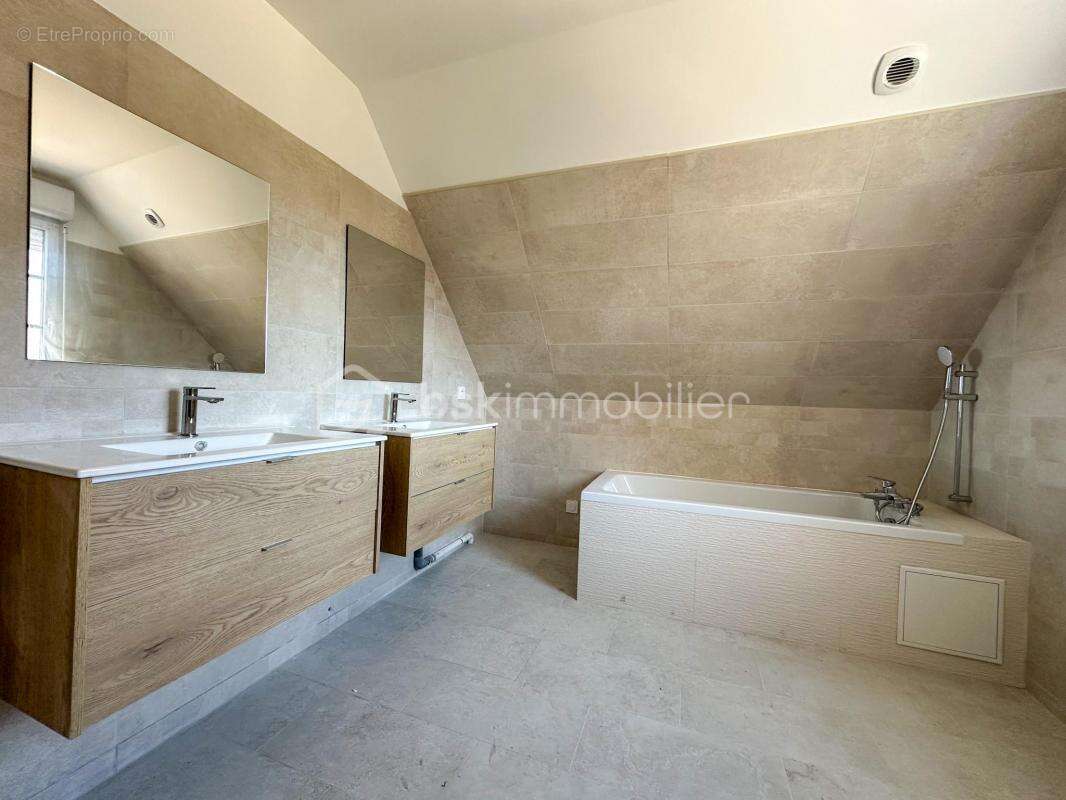 Maison à SAVIGNY-LE-TEMPLE