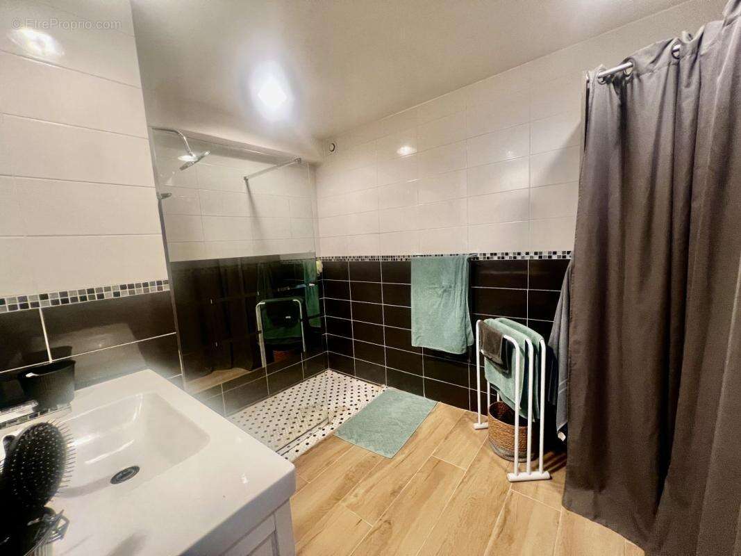 Maison 114 m² à Saint-Gilles  - photo 4