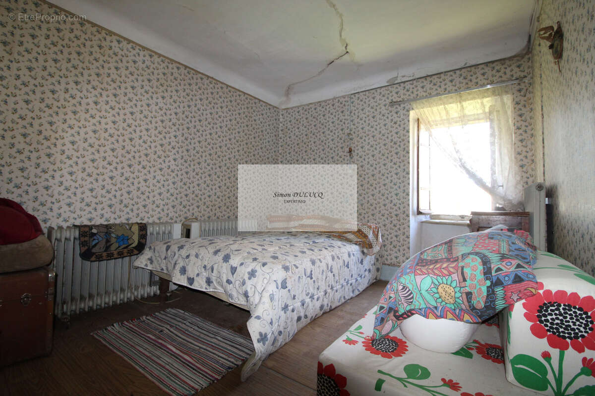 Grande propriété de 235 m2 à rénover   Terrain de plus de 1 500 m2, avec dépendances - photo 9
