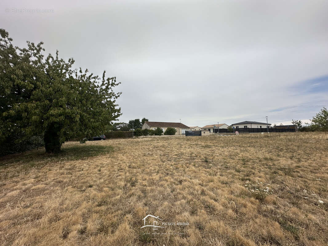 Terrain constructible de 920 m2 à seulement 9 minutes de Lusignan - photo 2