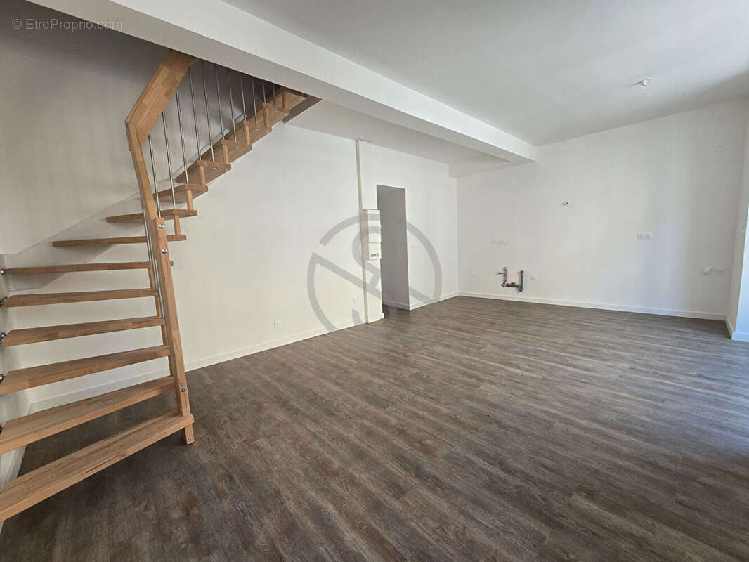 Superbe duplex rénové en plein coeur de Saint-Étienne-de-Saint-Geoirs - photo 3
