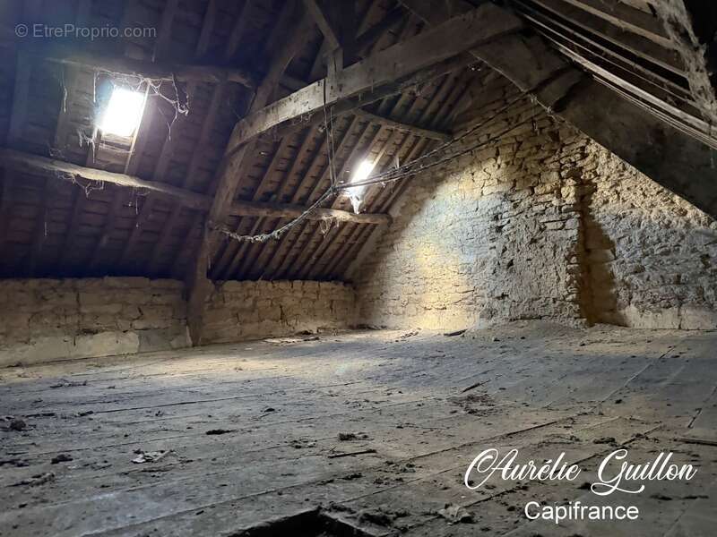 Maison en pierre à rénover – Fort potentiel – Saint-Servant - photo 8