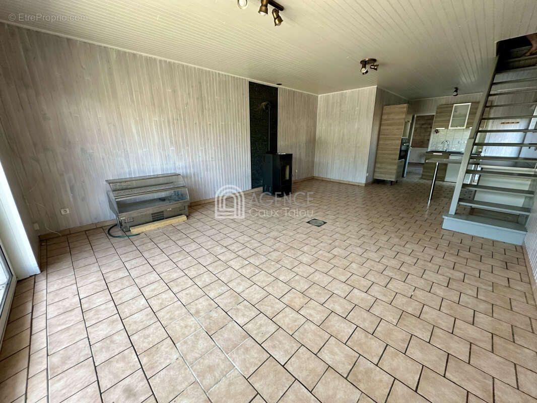 Bien atypique avec habitation et bâtiment agricole sur 2,07 hectares   PREUSEVILLE - photo 4