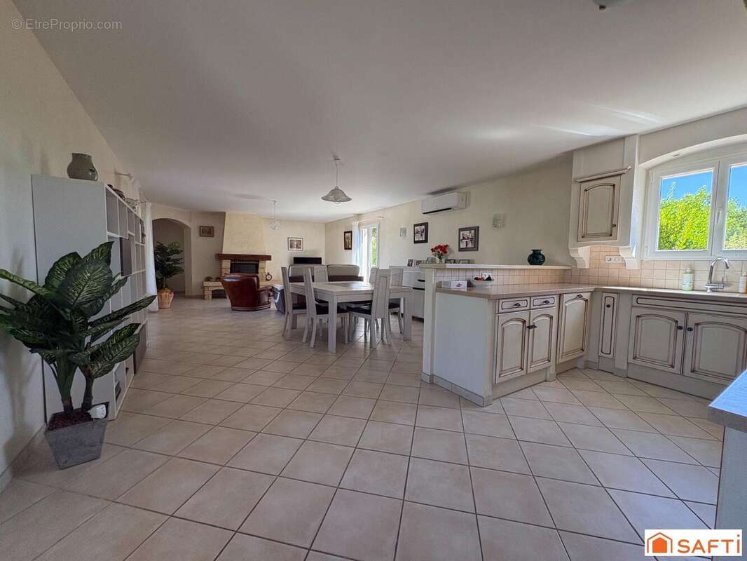 Maison 130 m² à Buisson  - photo 4