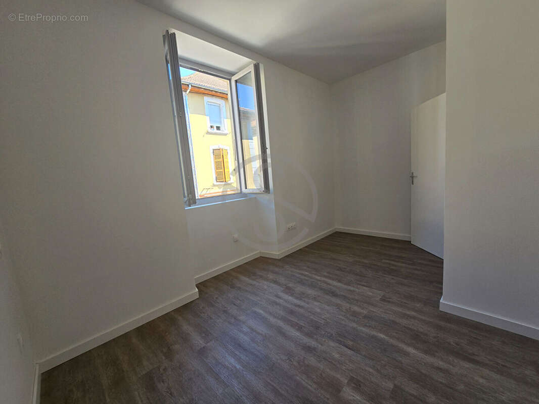 Superbe duplex rénové en plein coeur de Saint-Étienne-de-Saint-Geoirs - photo 9
