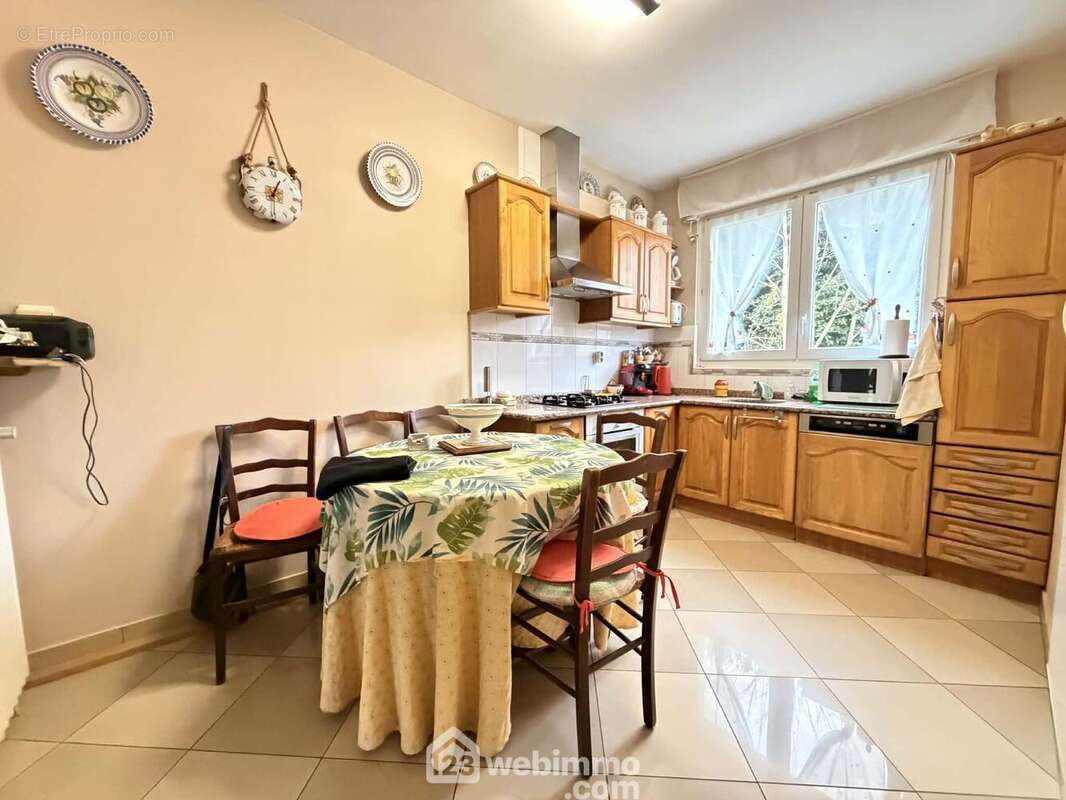 A ses cotés, la cuisine de 10 m² avec son espace repas