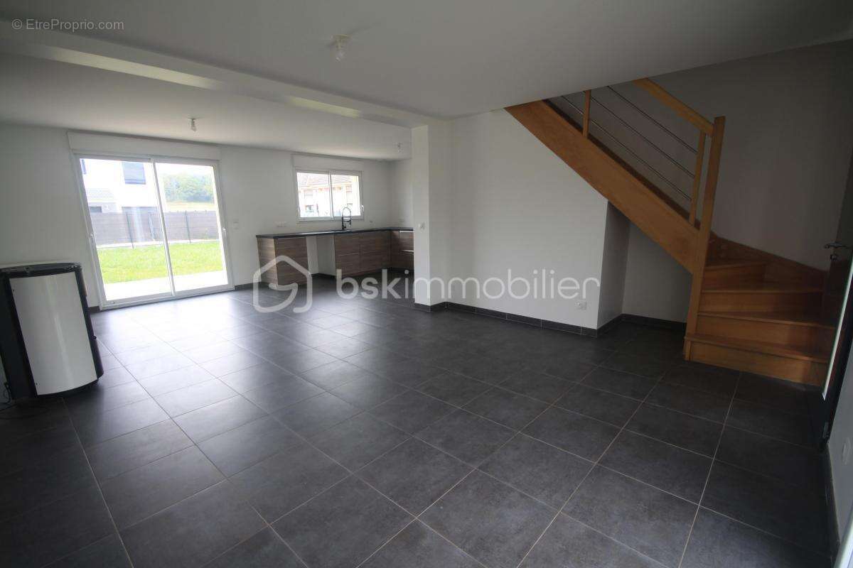 Maison à D&#039;HUISON-LONGUEVILLE