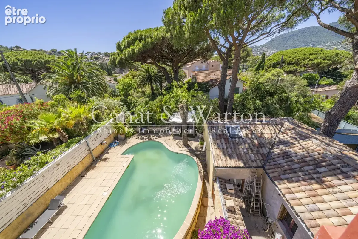 À quelques pas du port de cavalaire: villa de caractère avec piscine - photo 10