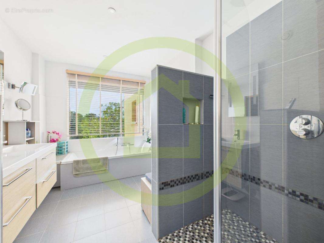 Maison à CHATEAUNEUF-GRASSE