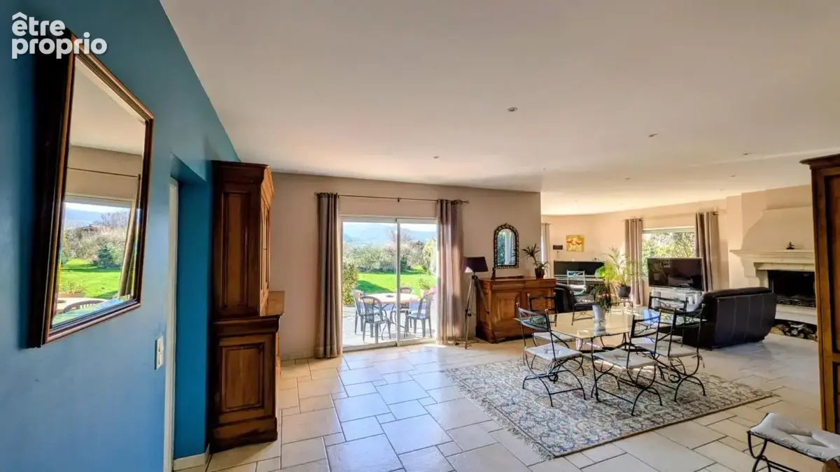 Villa familiale de 212m² - vue Monts du Lyonnais - calme absolu - piscine - grand terrain - photo 2