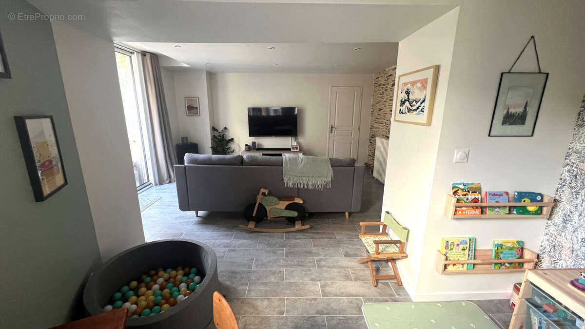 Maison à SAINT-CLEMENT-DE-LA-PLACE