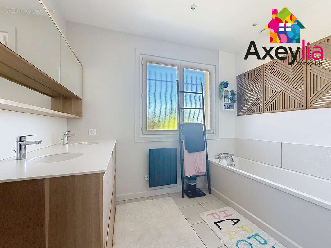 A vendre - riorges - propriété avec grande maison d'habitation, appartement indépendant, terrain et piscine - photo 10
