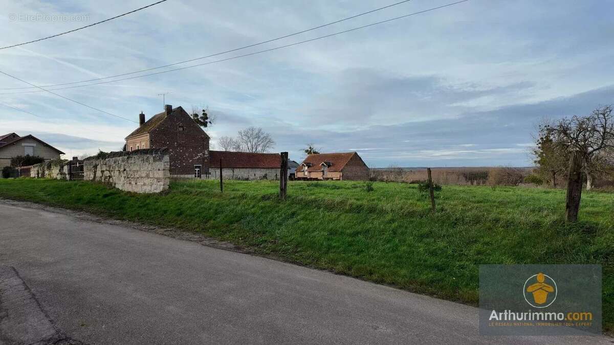 Terrain à AMIGNY-ROUY