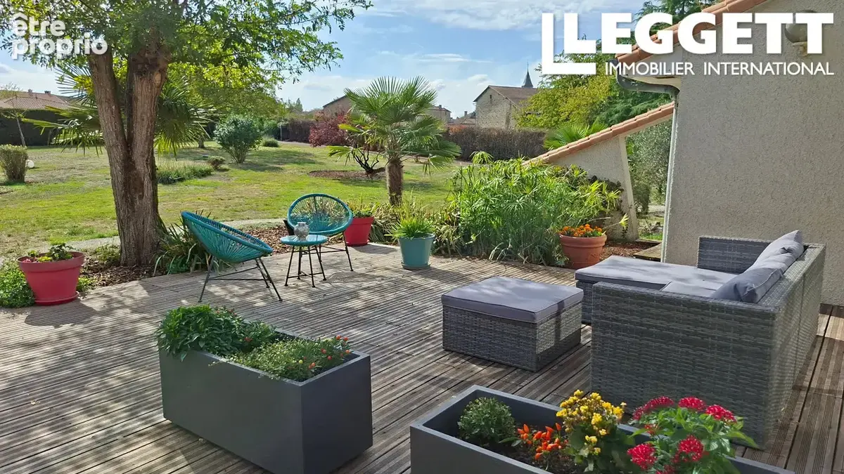 Maison d'architecte, offrant 5 chambres, 4 salles d'eau, garage et plus de 1,3 hectares de jardin avec étang - photo 5