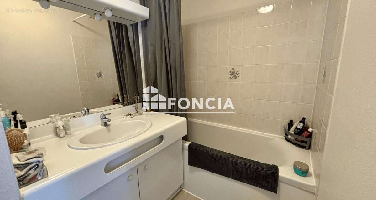 IDEAL RESIDENCE PRINCIPALE OU INVESTISSEMENT Bel appartement 3 pièces proche mairie et commerces avec grand garage - photo 7