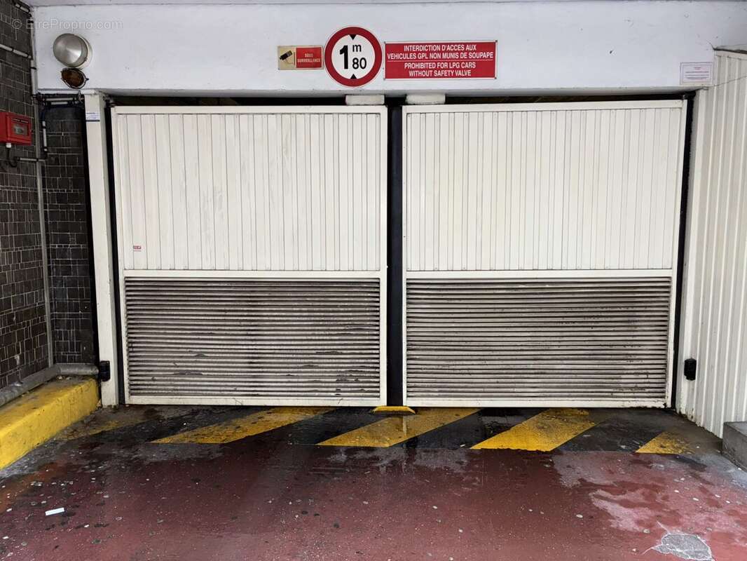 Parking à PARIS-11E