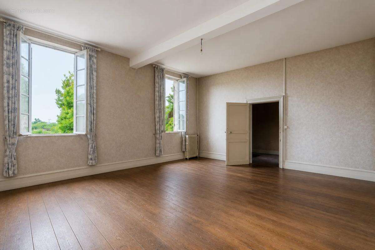 Maison 8 pièces de 400 m2 située à Saint-Médard-de-Guizières - photo 17