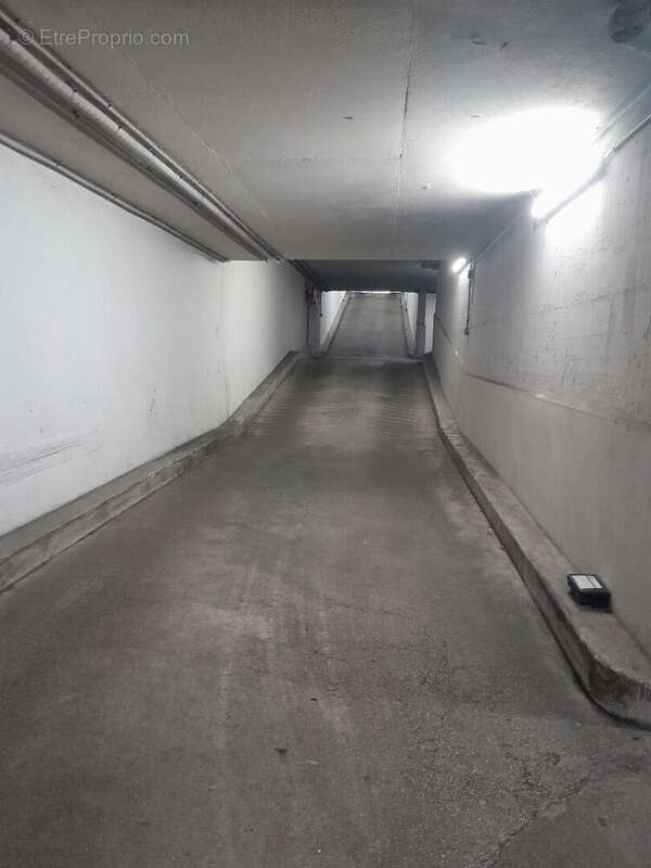 Parking à PARIS-16E