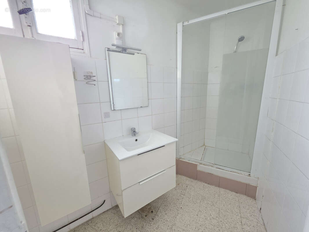 Maison à SAINT-MITRE-LES-REMPARTS