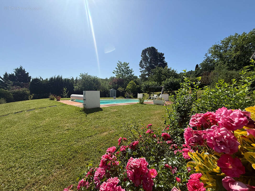 Ensemble immobilier avec deux maisons et piscine à Pujols - photo 3