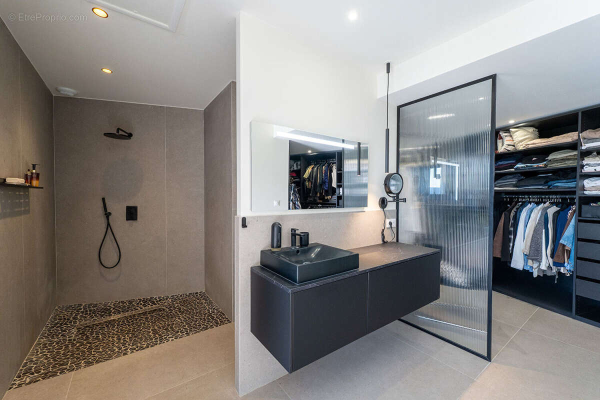 VILLA CONTEMPORAINE  DE  PRESTIGE : 256m² sur  parcelle 913m²  - Panorama exceptionnel sur la Vallée du Rhône - photo 11