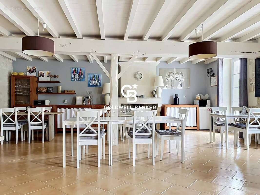 Maison familiale de belles prestations avec jardin et piscine à Aumagne - photo 5