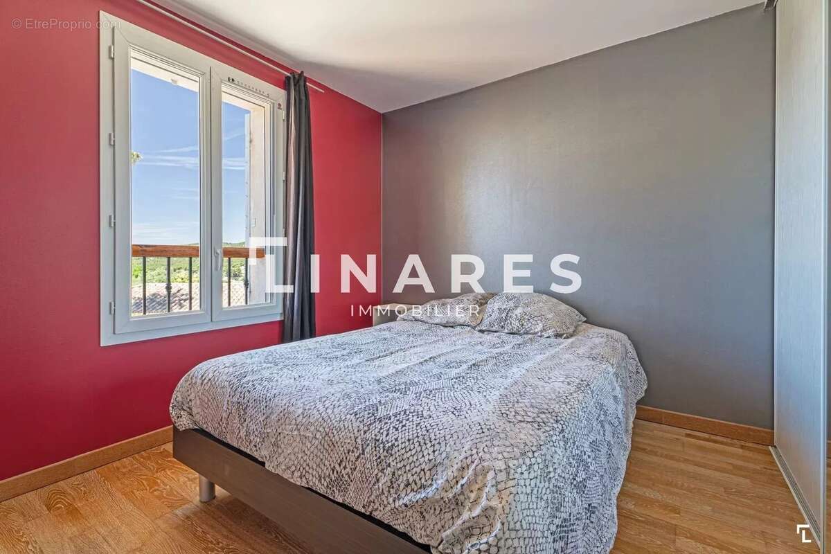 LA CEYRESTAINE  - Villa T7 de 225m2 - Terrain 759m2 - PISCINE - 13600 CEYRESTE - photo 12