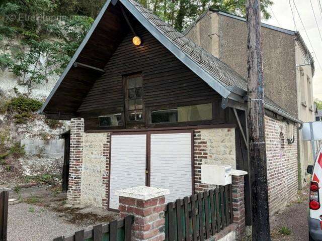 Maison 100 m² à Saint-Martin-De-Bienfaite-La-Cressonniere  - photo 2
