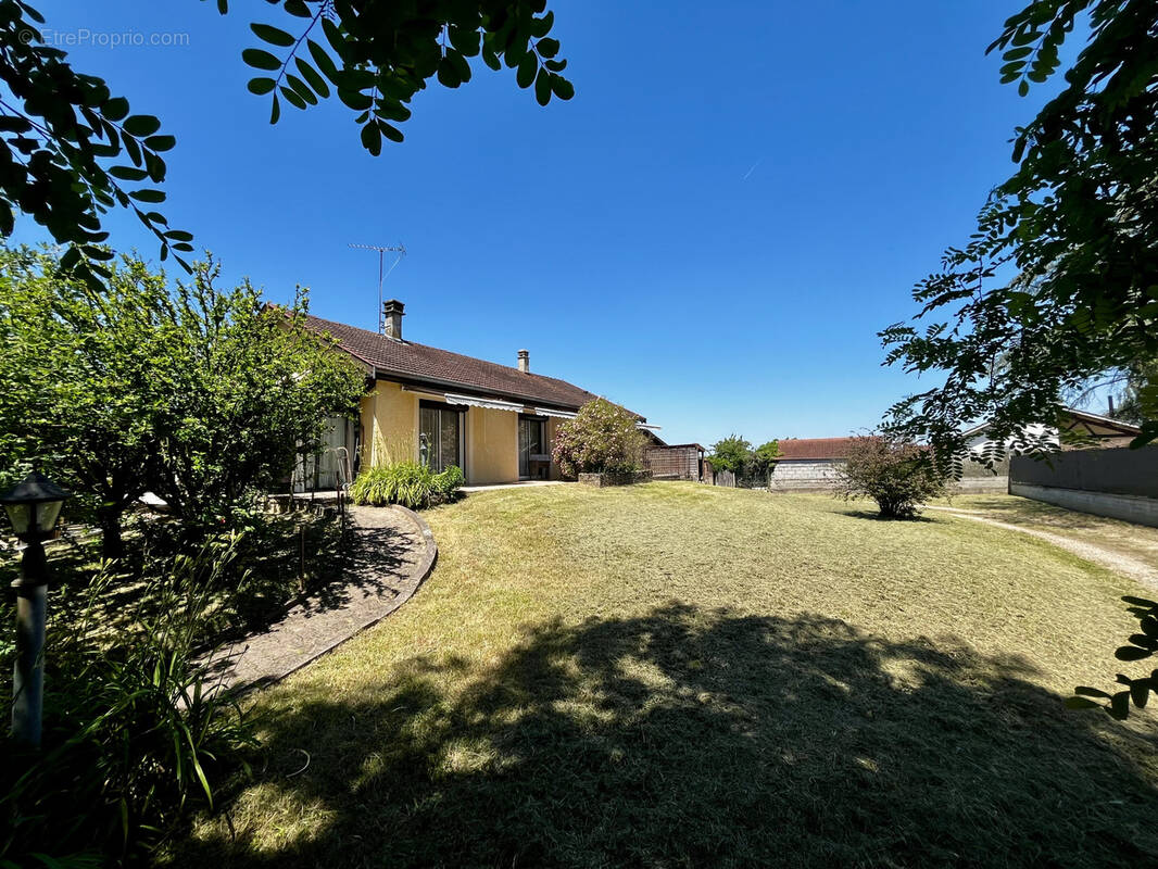 Maison à LEYRIEU
