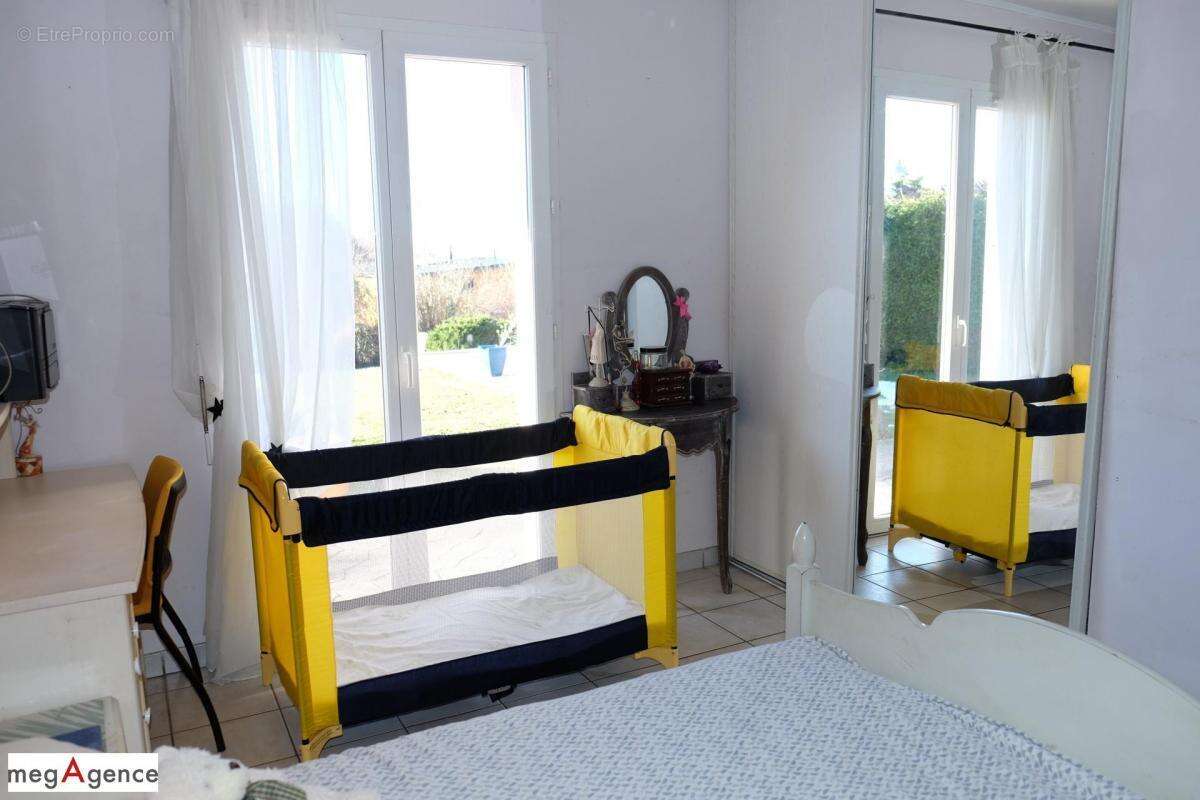 Maison à SAINT-GERMAIN-LES-VERGNES