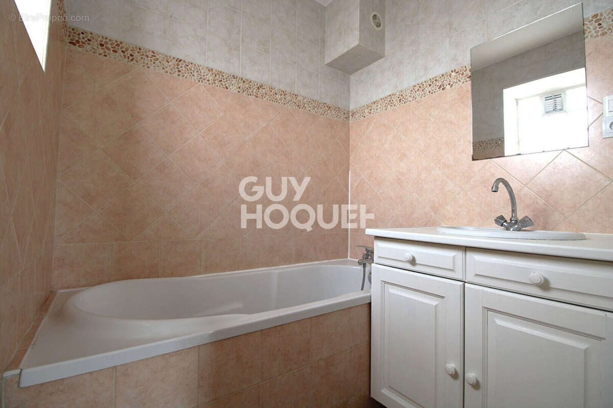 Appartement à MANDRES-LES-ROSES