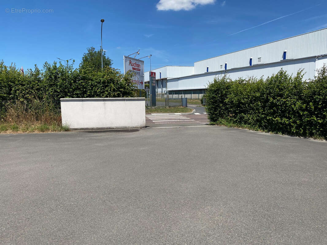 Locaux en zone d'activites - photo 12